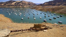 Boats_on_Lake_Oroville_during_the_2021_drought.jpeg